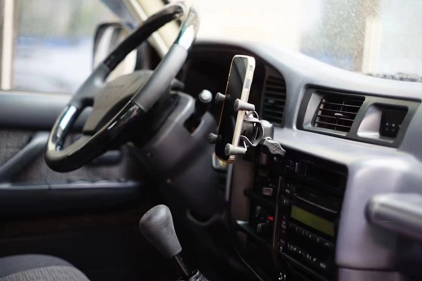 Toyota Land Cruiser 80 Series Lexus LX450 single dash mount – installed on dashboard holding phone