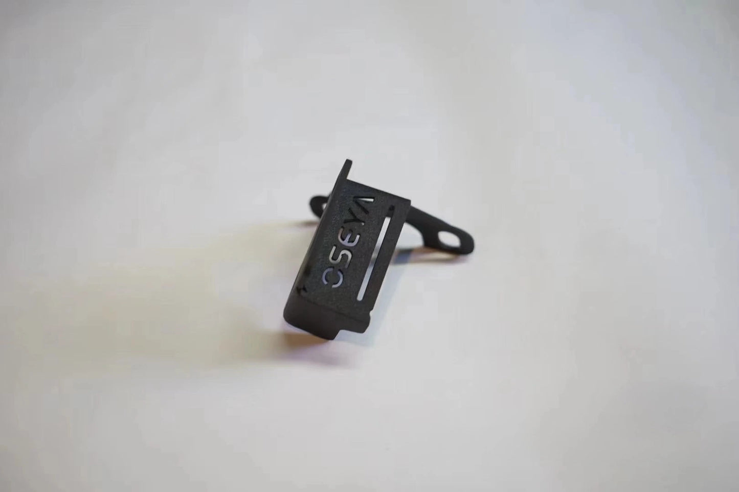 Heavy-duty hinge mounting bracket for Toyota Land Cruiser 100 rear LED work lights and accessories with OSEYA logo