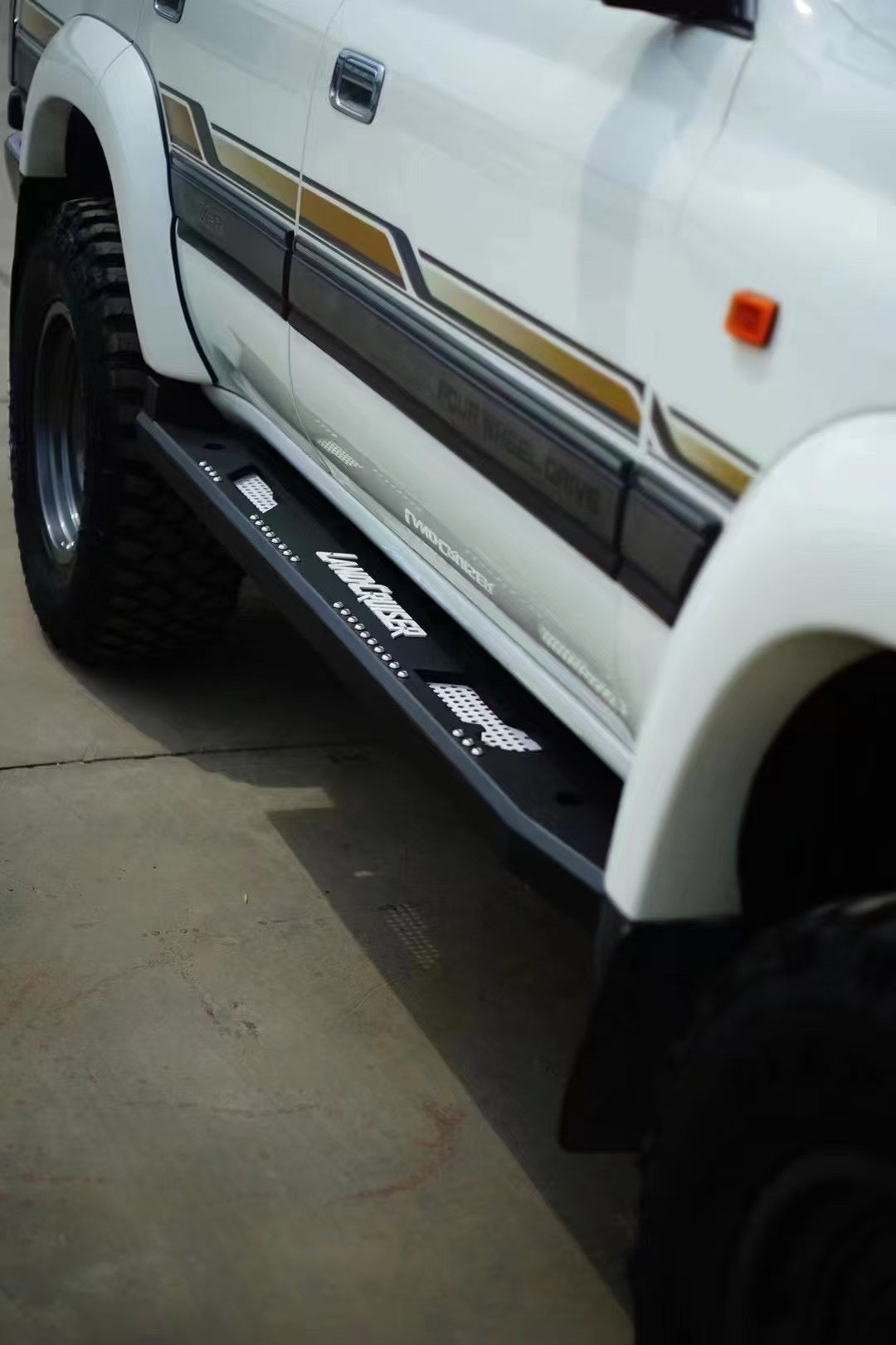 Toyota land cruiser 80 series custom aluminium rock slider side step with custom "land cruiser" logo