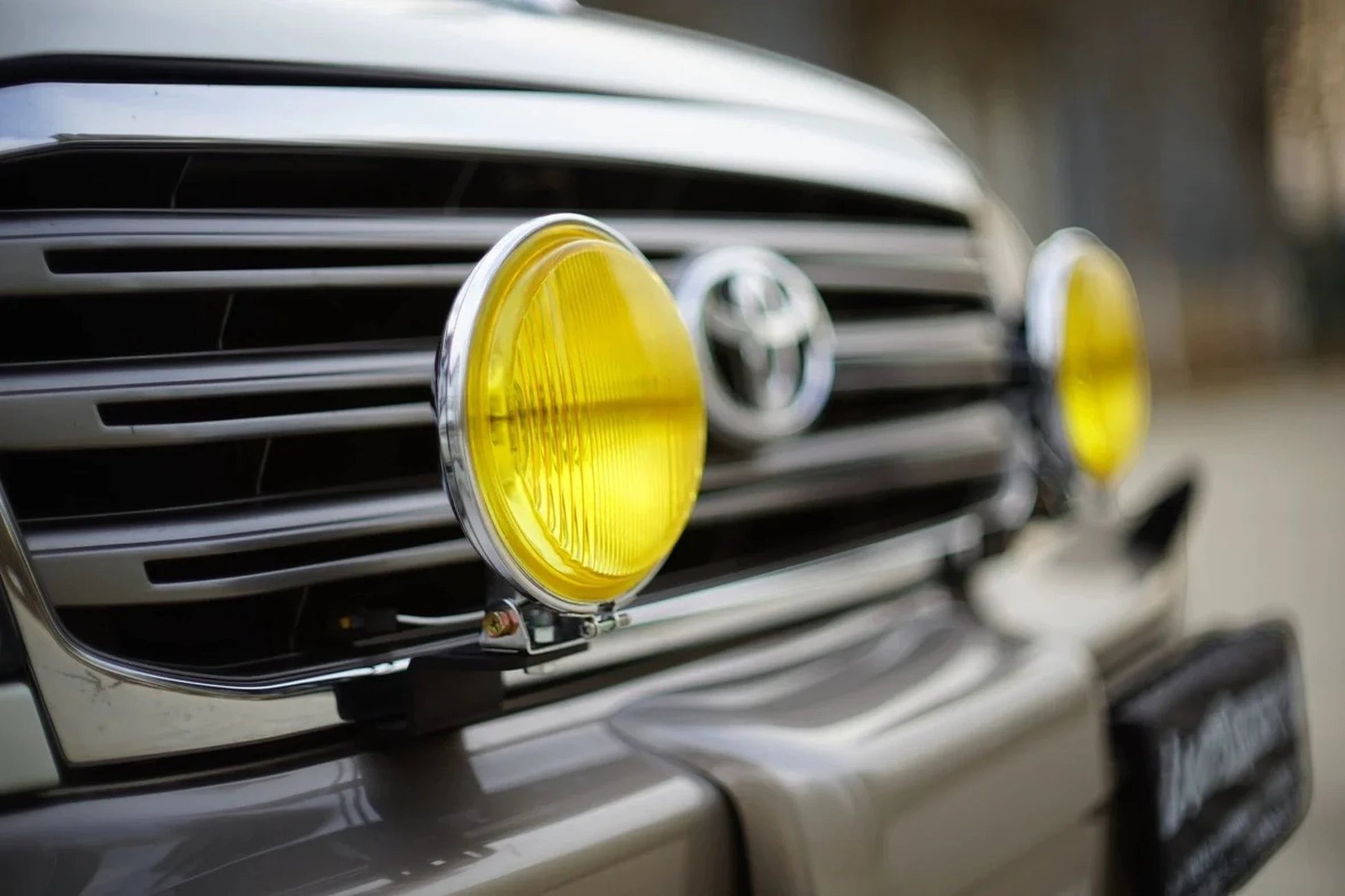 Toyota Land Cruiser 100 Series front bumper bracket with yellow lens light mounted