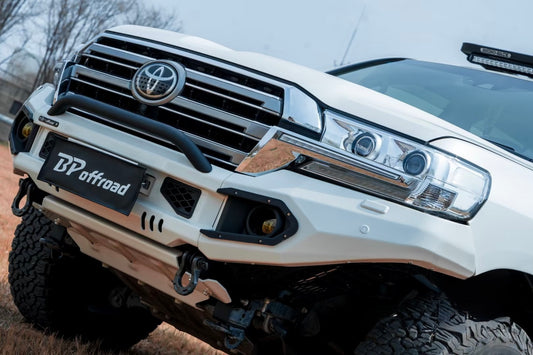 Close-up of a Toyota lc200 facelift with a white BP Offroad bumper in an outdoor setting