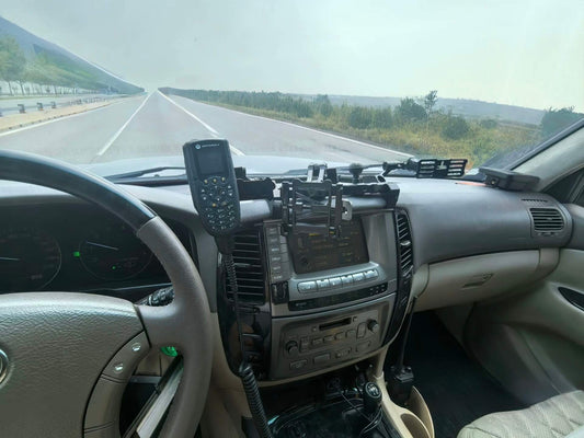 lc100 lx470 top center dash mounted with Motorola handheld walkie talkie with others mount on the highway