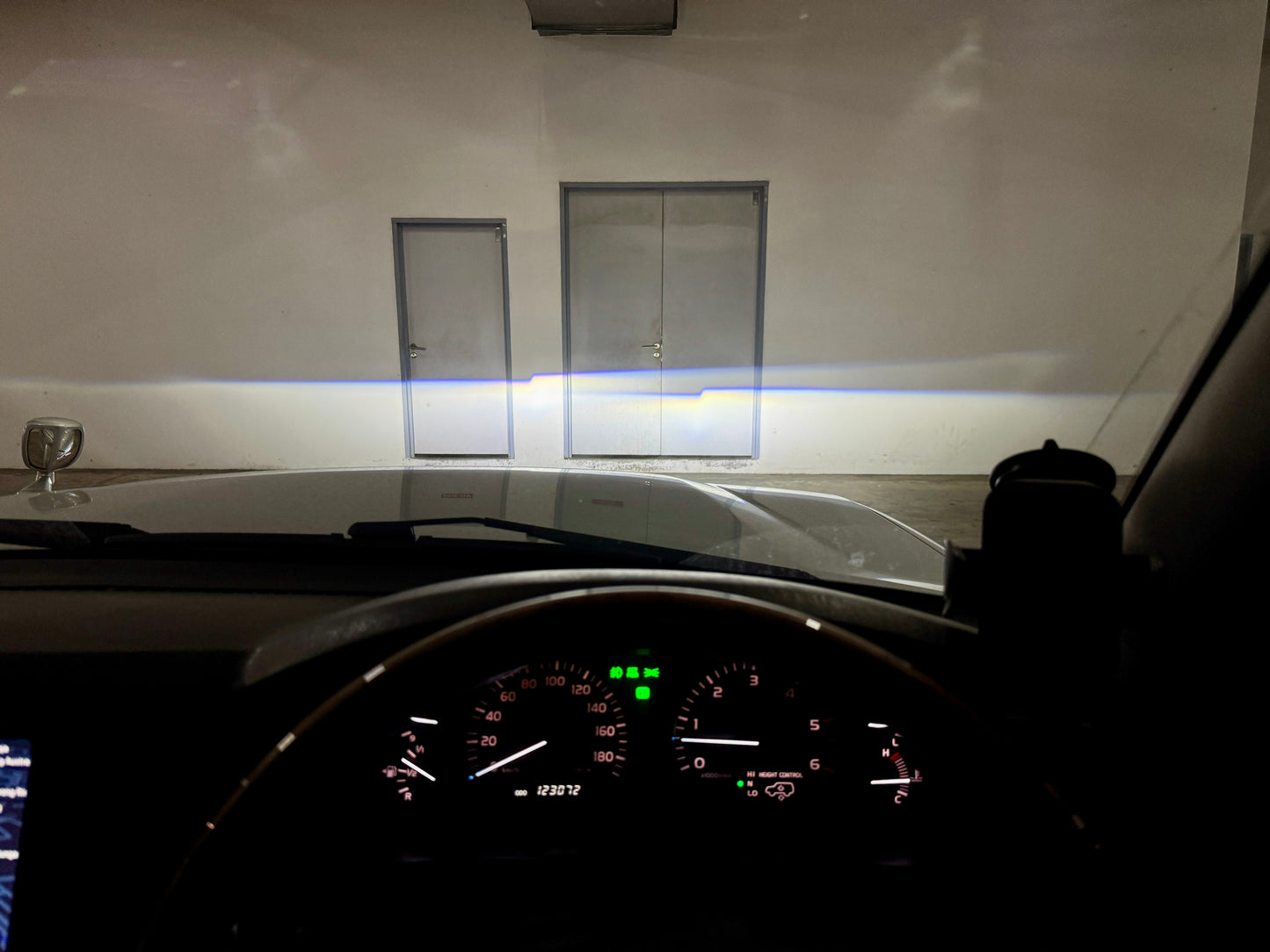 Toyota Land Cruiser LC100 Facelift 2004–2007 LED Projector Front Headlight with 6000K 65W LED bulbs, ultra bright and wide beam pattern