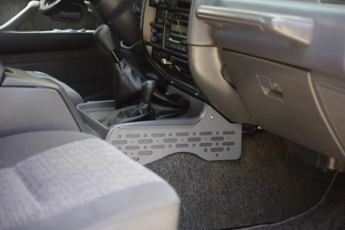 Side view of heavy-duty steel mount plate for Toyota Land Cruiser, showing thickness and powder coated finish with 4mm steel plate