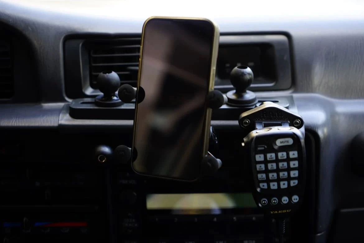 universal gadgets phone mount installed with iphone and CB radio handset on Land Cruiser 80 series interior dash zoom