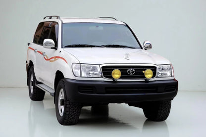 Toyota Land Cruiser 100 yellow fog light kit mounted on front grille