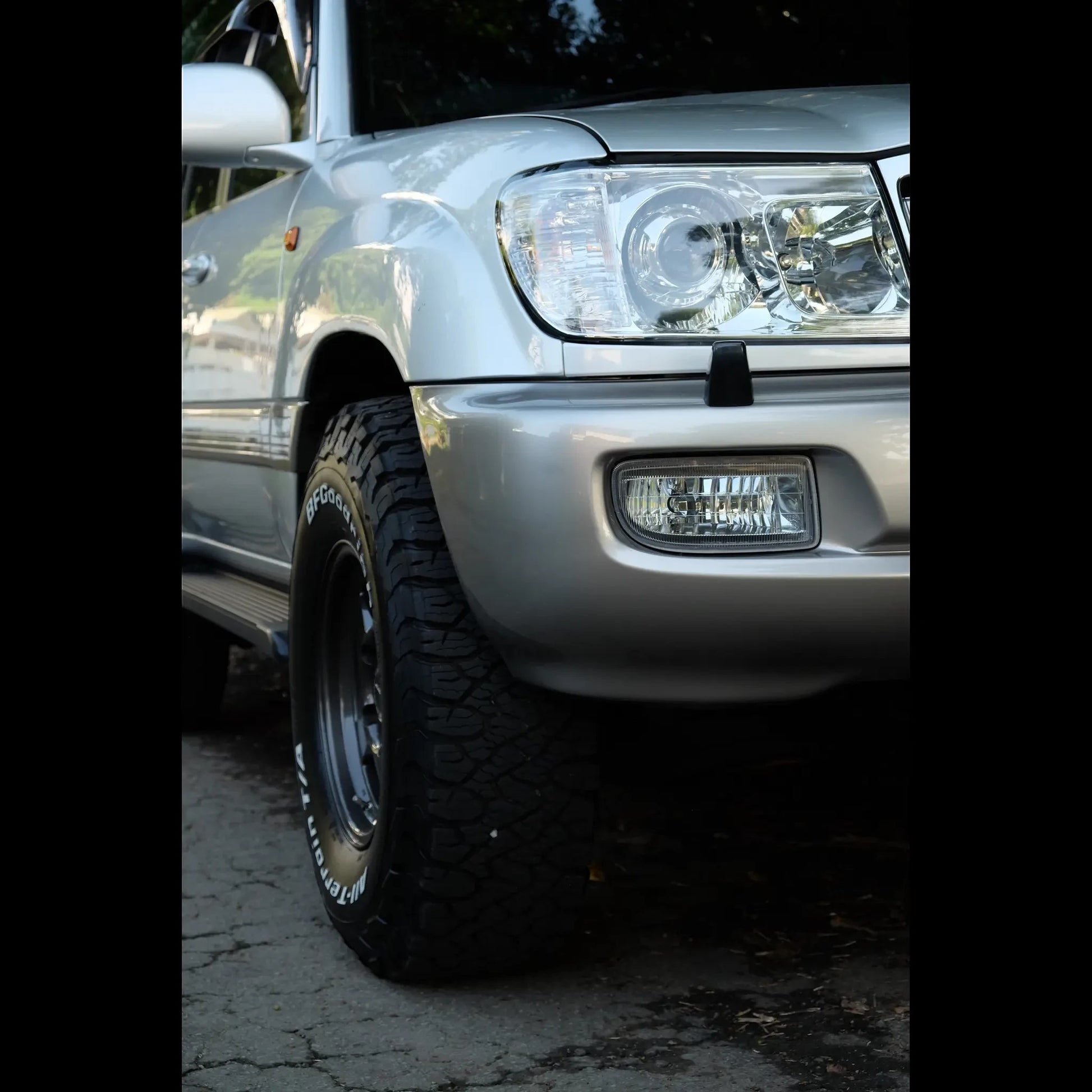 Ninja Cruiser Genuine Toyota LC100 front fog lamp set, clear glass, silver vehicle