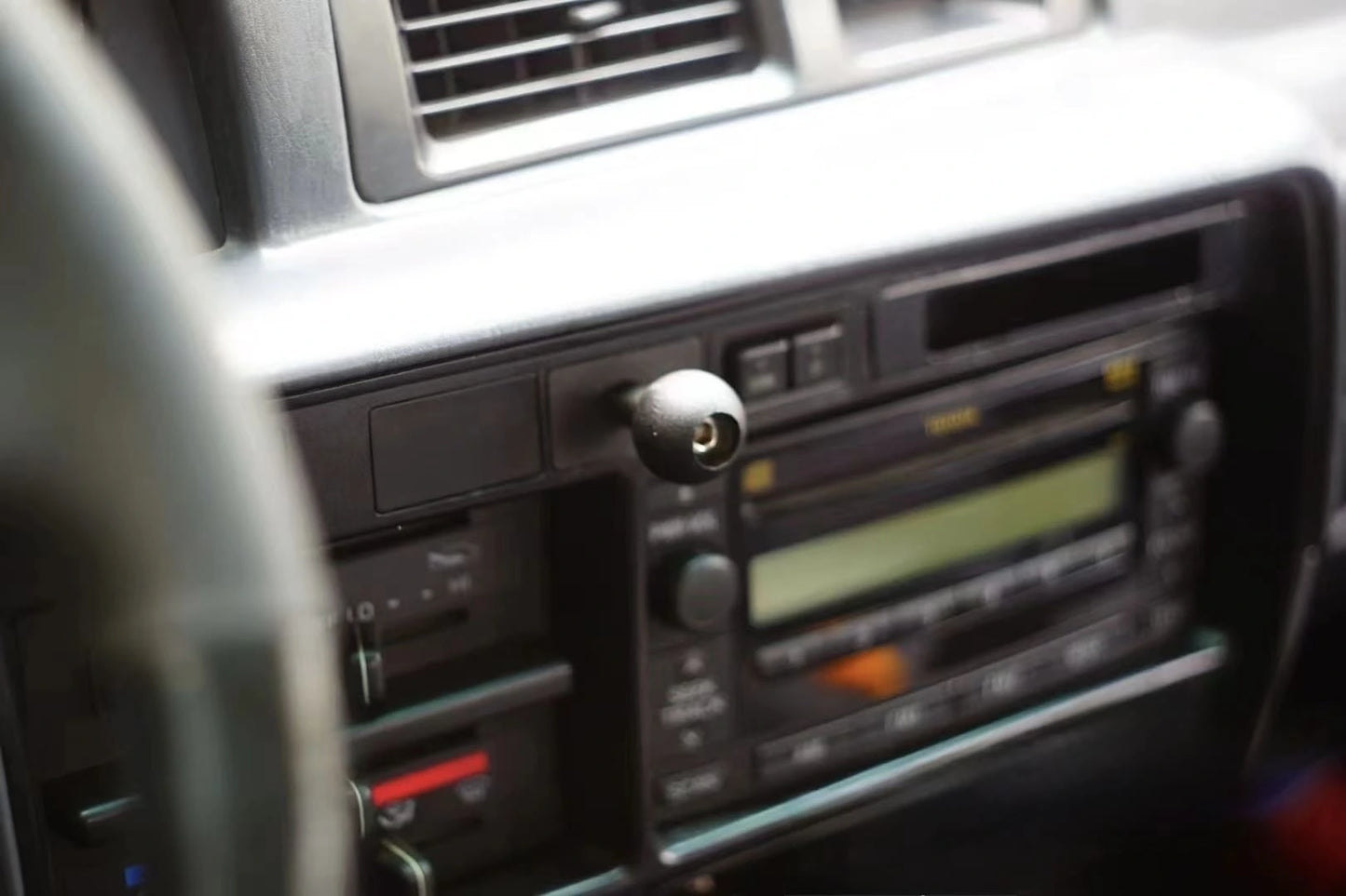 Toyota Land Cruiser 80 Series Lexus LX450 single dash mount – installed on dashboard