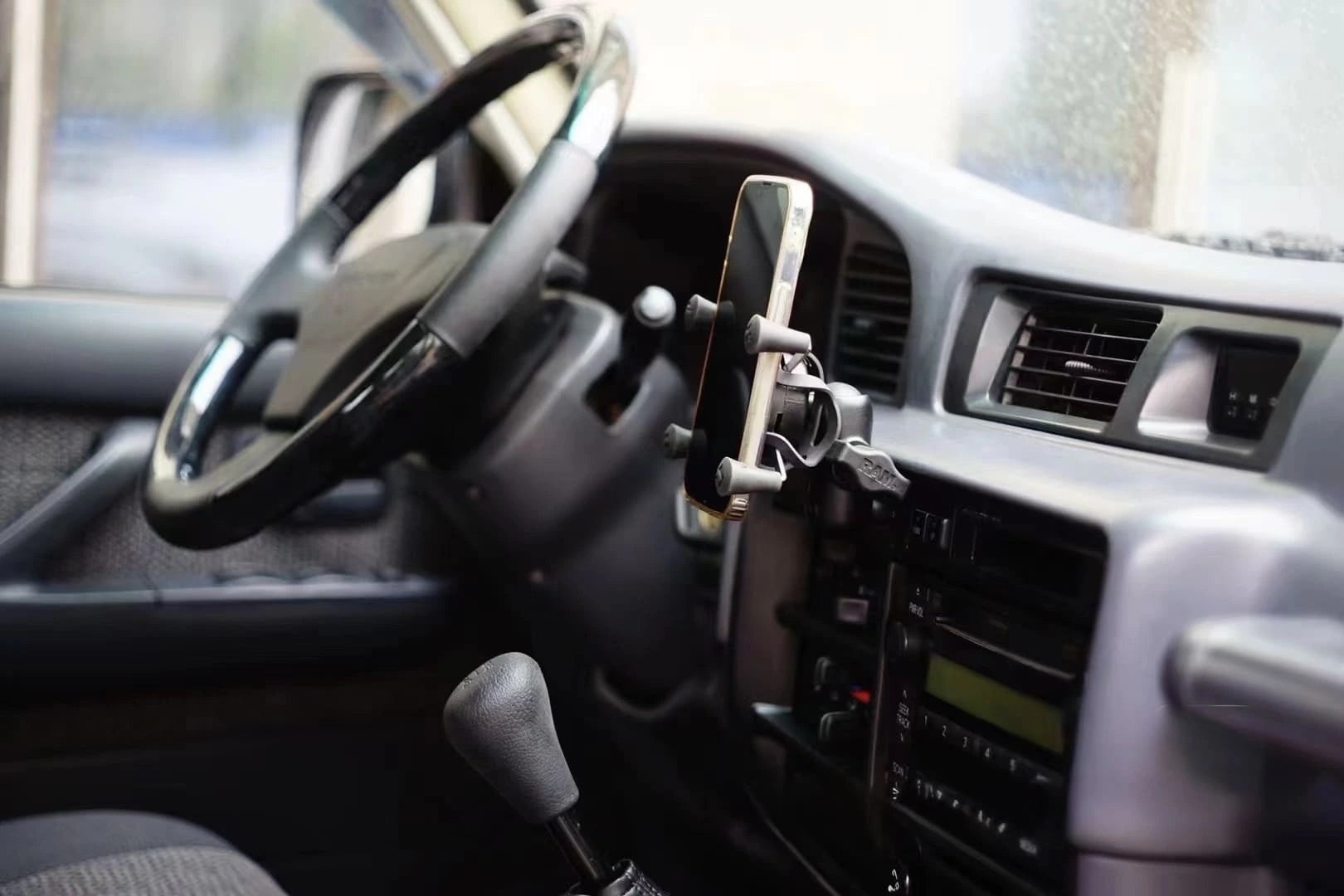 Toyota Land Cruiser 80 Series Lexus LX450 single dash mount – installed on dashboard holding phone